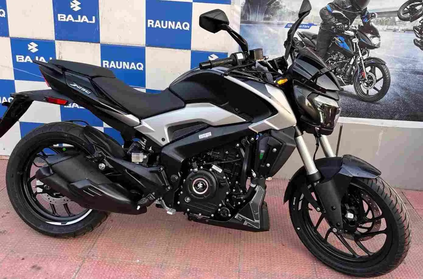 Bajaj की New Model Dominar 400 स्पोर्ट्स बाइक हो गया लॉन्च, पॉवरफुल इंजन के साथ मिल रहा 30 kmpl का तगड़ा माइलेज